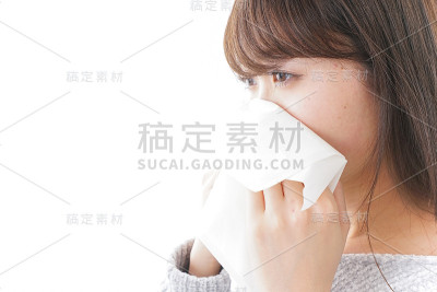 女人在擦鼻子