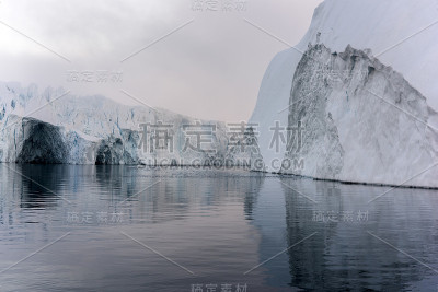 格陵兰岛北冰洋上的巨大冰山