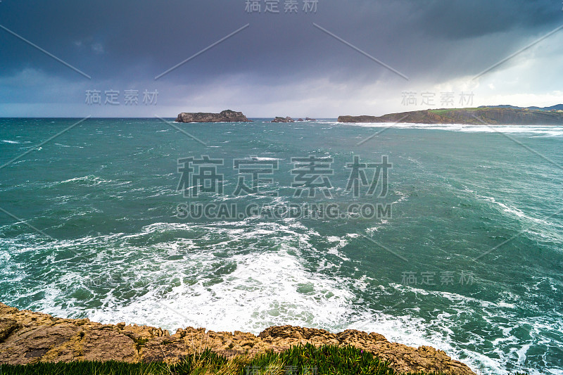 Bahia de Suances在暴风雨天与强大的波浪和戏剧性的天空