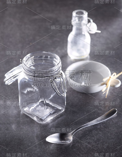 厨房用具，罐子和盘子