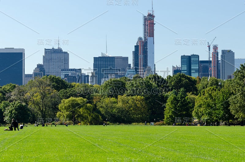 美国曼哈顿中央公园上空的纽约市天际线