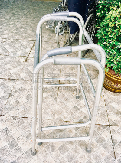 医院里拄着拐杖的轮椅