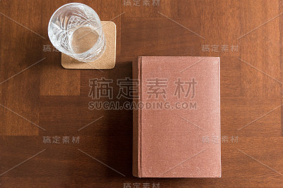 书桌上的旧书