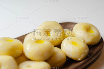 传统西里西亚饺子和一个洞，自制面条和黄油