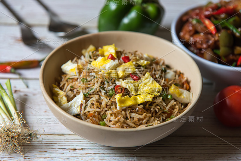 中国菜鸡蛋和蔬菜炒饭一碗。