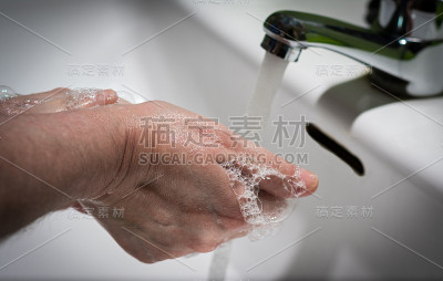 女人的手放在洗碗槽里