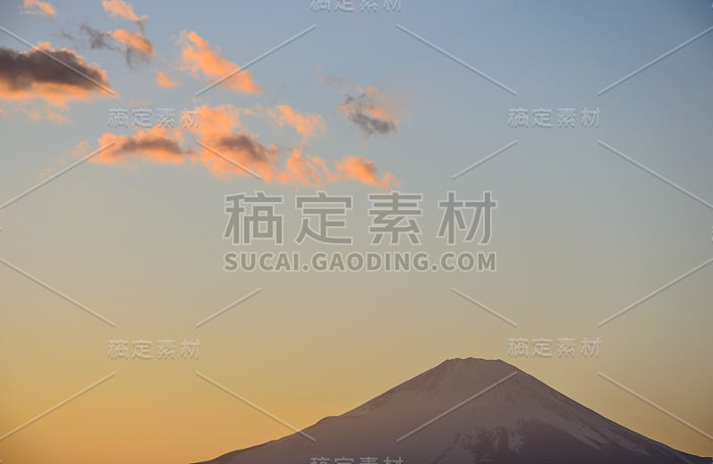 天空下的富士山