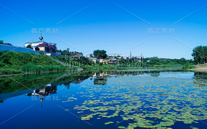 乡村景观与河畔寺庙