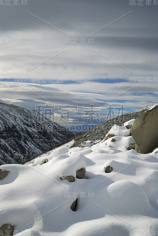 智利Torres del Paine山坡上未被触及的积雪