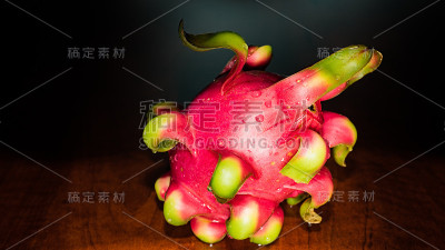 美味的火龙果切成一片，完全红白相间