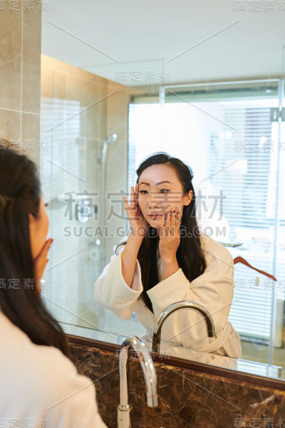 年轻女子涂抹护肤品