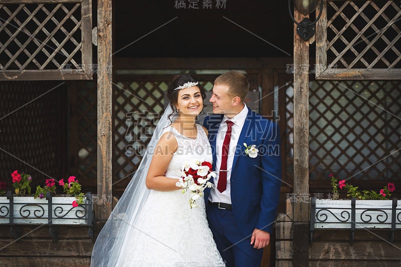 新婚夫妇在花园里