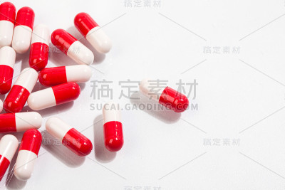 红色胶囊孤立在白色上