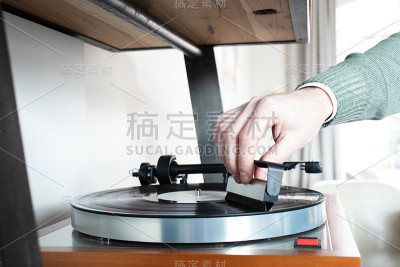 有人在用防静电乙烯基刷刷音乐播放器。清洁lp