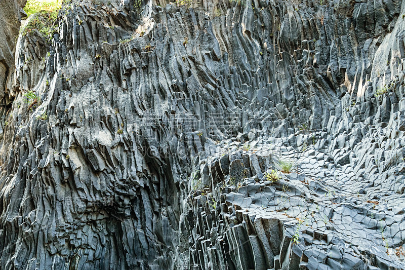 火山石的纹理。意大利西西里岛埃特纳火山熔岩形成的阿尔坎塔拉峡谷的石头斜坡。