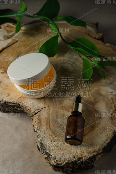 一罐奶油和一根玻璃管与绿色叶子在树上砍