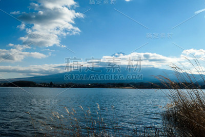 日本——从川口湖眺望富士山的田园诗般的景色