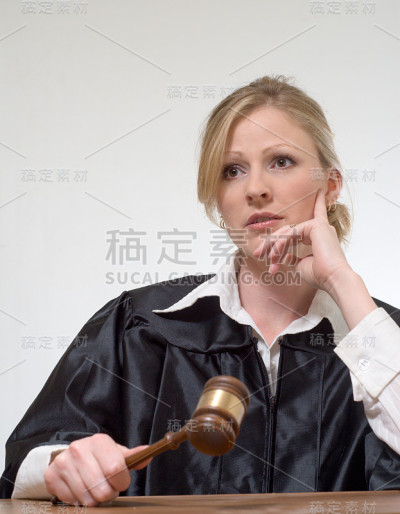 女法官听