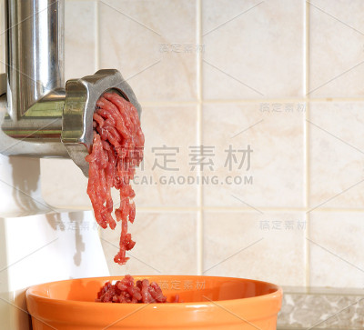 绞肉机在工作。生牛肉