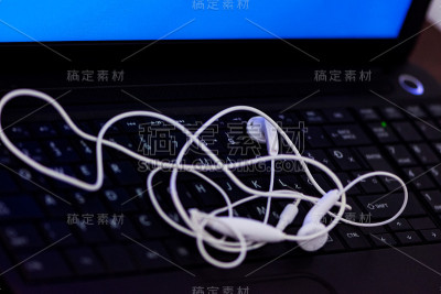 键盘上的耳机