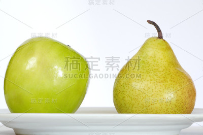 苹果、梨和盘子