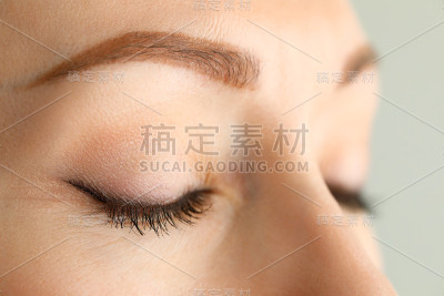 早晨的阳光下，美丽的红发女子闭上眼睛