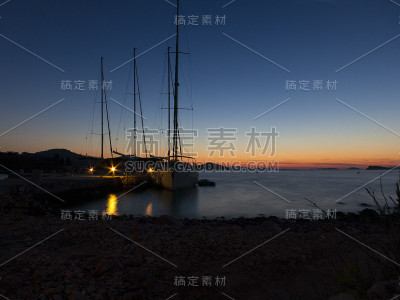 四艘帆船停在码头吃晚饭
