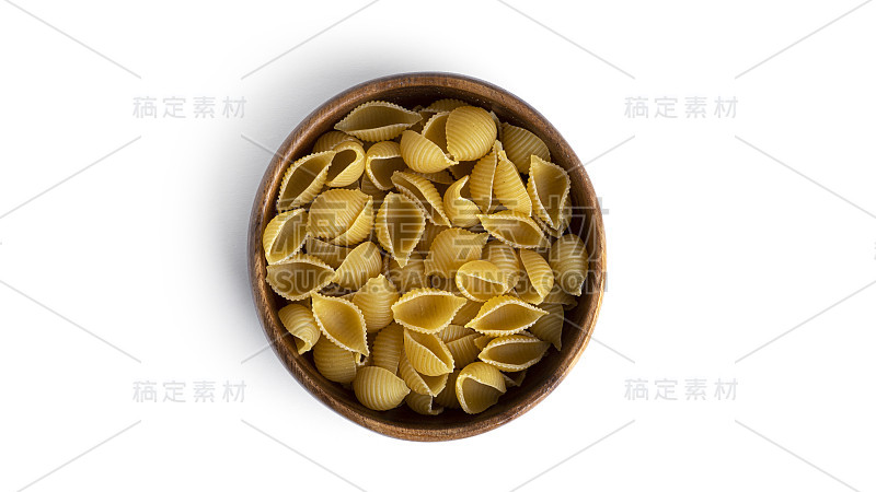 Conchiglie rigate意大利面孤立在白色背景上