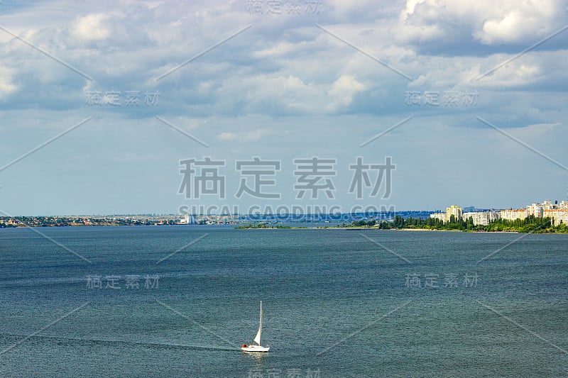 夏天，小游艇在黑海海岸的海上航行