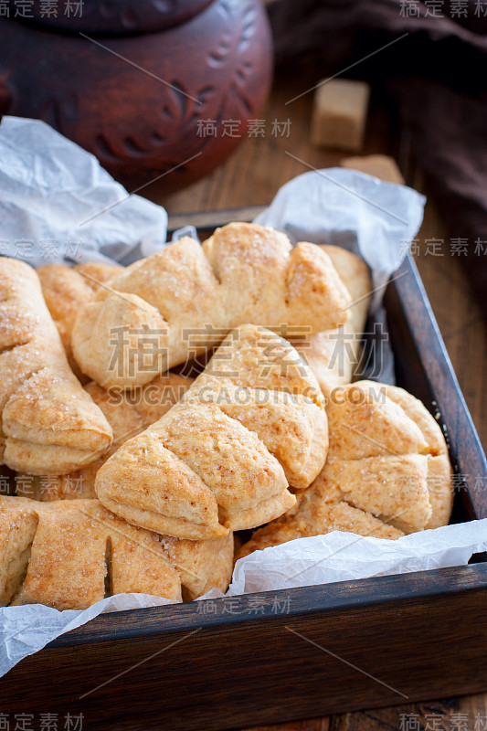 自制的饼干，上面放糖，放在一个木盒里，选择性的集中