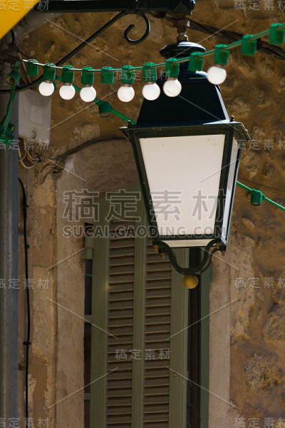法国普罗旺斯一个小村庄里的法式老式街灯