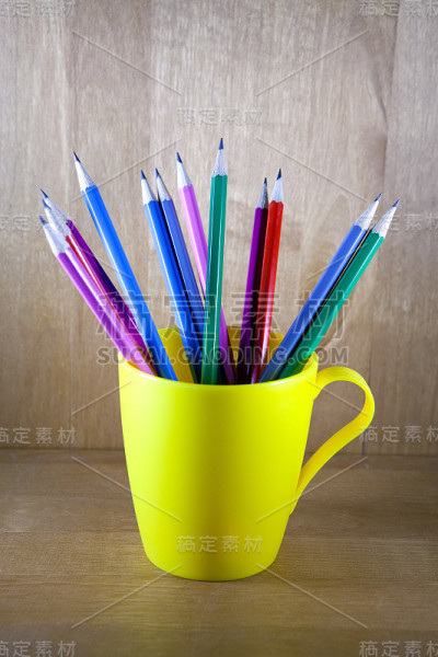 玻璃里的黑色铅笔
