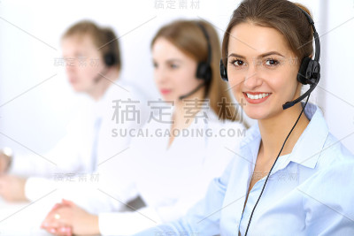 呼叫中心。关注戴耳机的美女