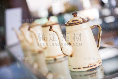 生锈的旧水壶变黄了
