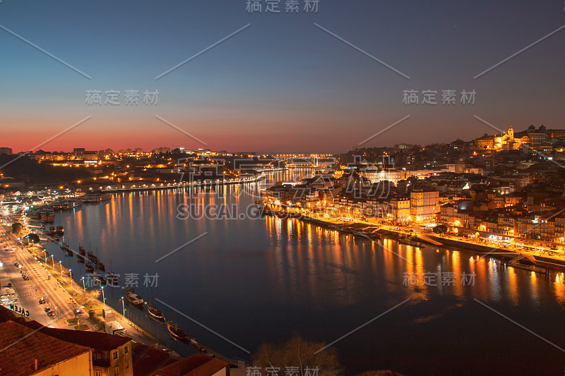 日落时分的波尔图全景。