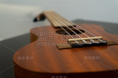 乐器夏威夷尤克里里由木头制成的带有木头图案的桌子