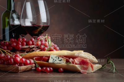 美味的小吃和几杯红酒。