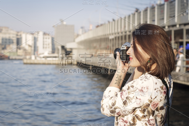 土耳其伊斯坦布尔的美女在拍照