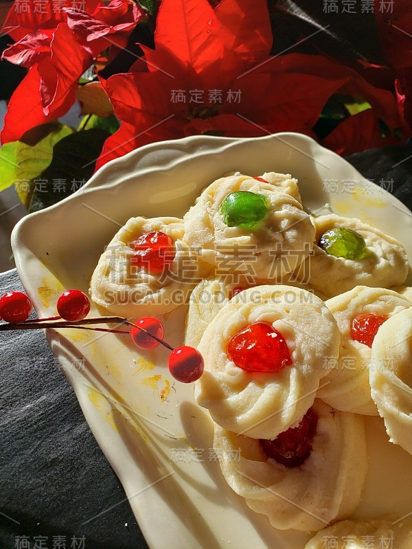 圣诞酥饼，中间有红色和绿色的蜜饯水果