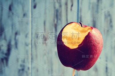 咬苹果