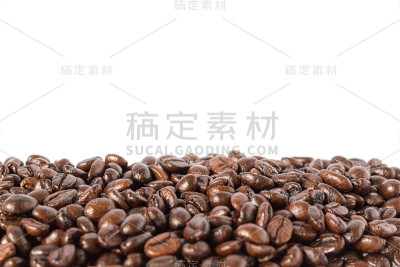 特写咖啡豆在白色的背景。