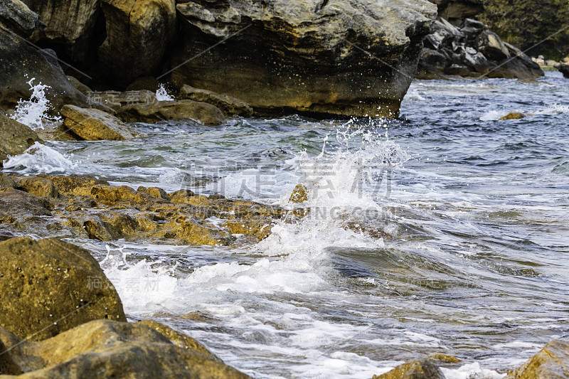 小波浪拍打着岩石海岸