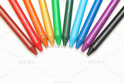 彩虹蜡笔孤立在白色