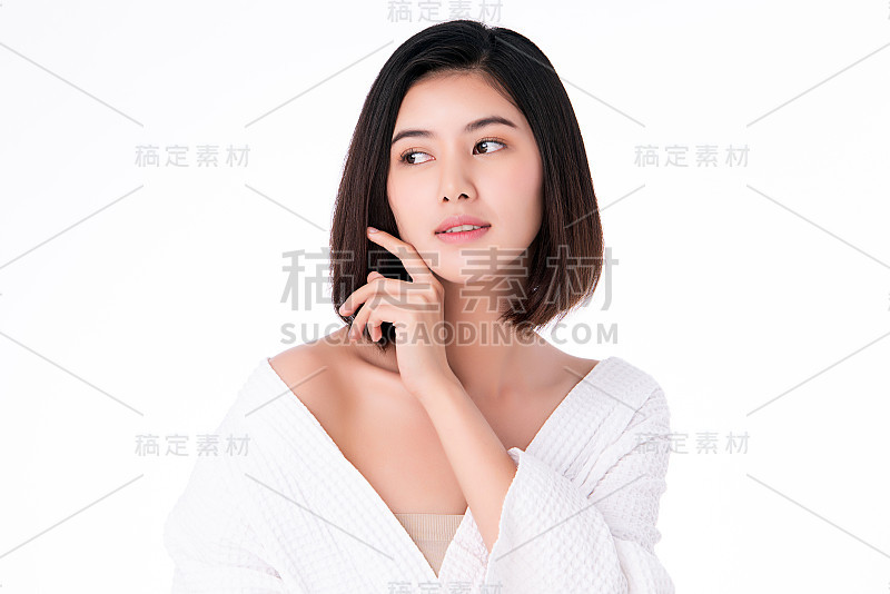 美丽年轻的亚洲女人与清洁新鲜的皮肤。面部护理，面部治疗，美容，美丽和健康的皮肤和化妆品的概念。女性美