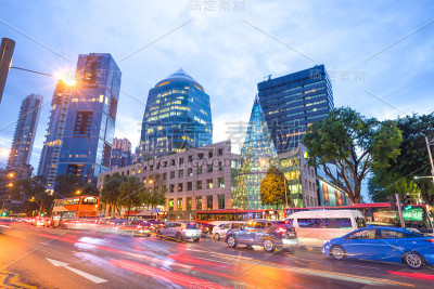 现代城市中公路附近的现代建筑