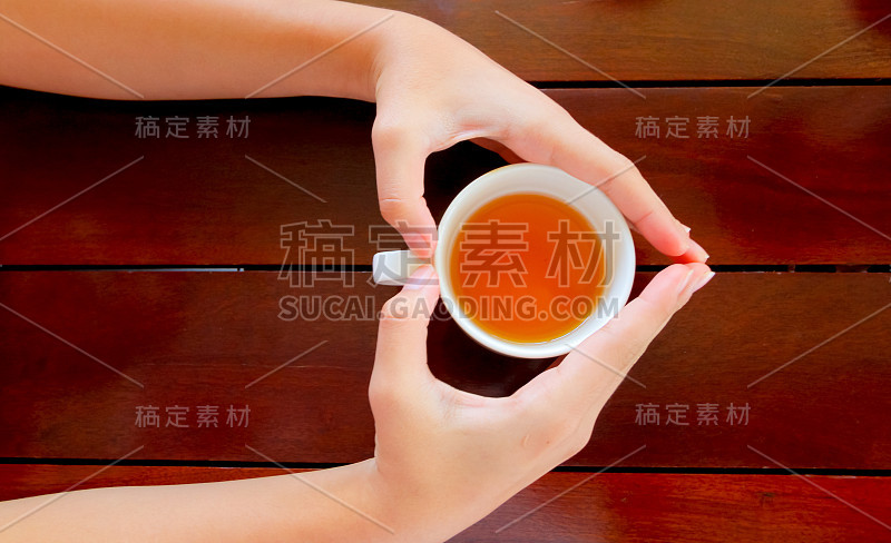 手捧一杯茶，俯视图