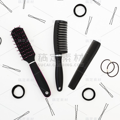 白色背景上的发型师工具和发夹。美容成分。平躺，俯视图