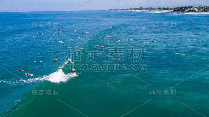 沧谷海滩鸟瞰图与冲浪者沧谷海滩位于巴厘岛西部