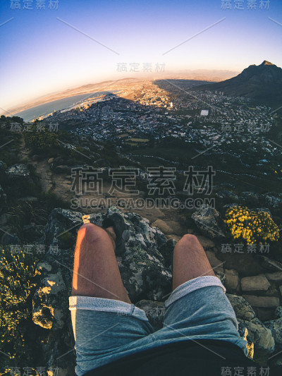 徒步旅行者坐在山上在南非- POV