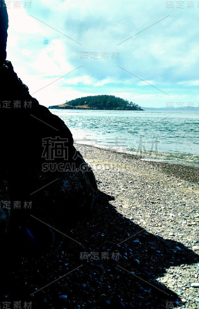 从Whidbey岛的欺骗通行证的海滩上观看
